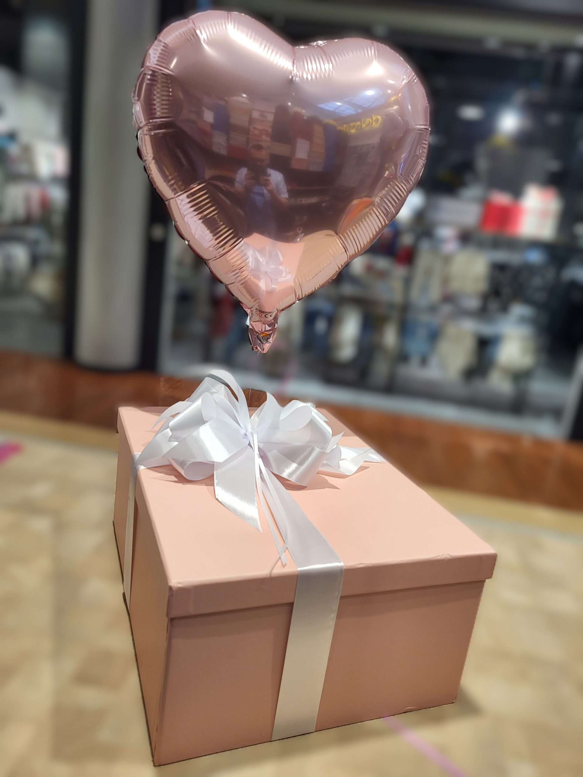 iesaiņota dāvana un balons